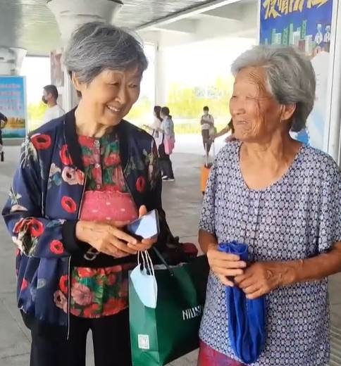最美一幕！104歲媽媽車站「接77歲女兒回家」　女兒一路小跑「笑得像個孩子」網羨慕：世上最幸福