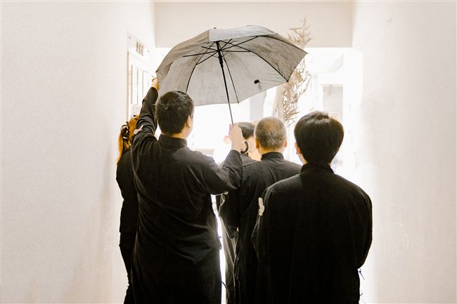窮到沒錢安靈位！兒子穿著破爛「到冰庫看媽媽」　想上香卻被阻攔「每次下跪10分鐘」直到出殯那天