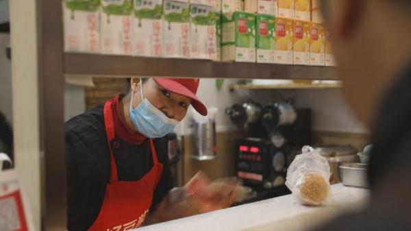 從小吃過苦！佛心老闆「門口貼暗號」免費吃愛心餐　「默默做了7年」誓言還會繼續下去