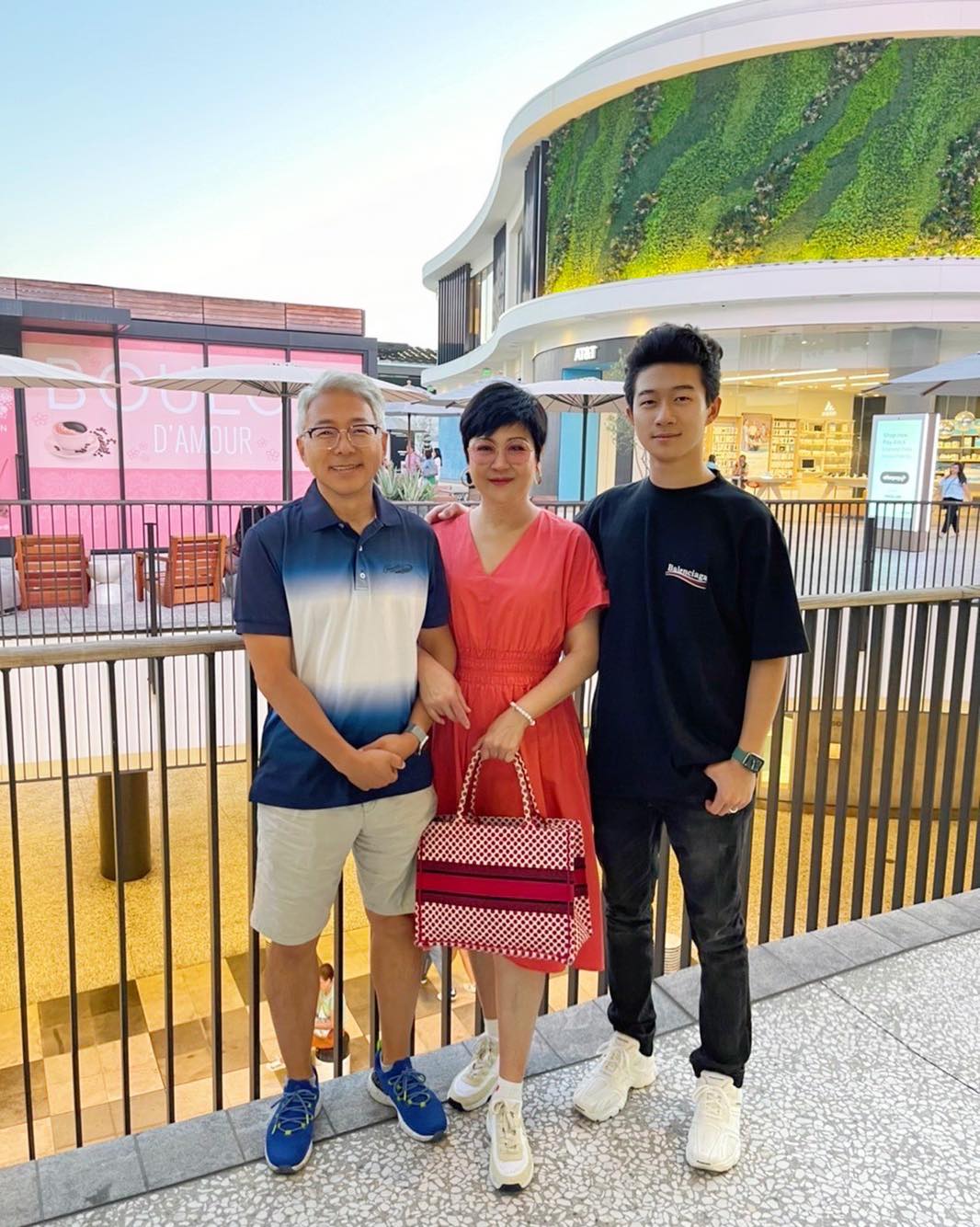 19歲兒赴美！崔佩儀母子「機場抱頭痛哭」　7個月後兒子發表「獨立宣言」點醒她：還是老伴好