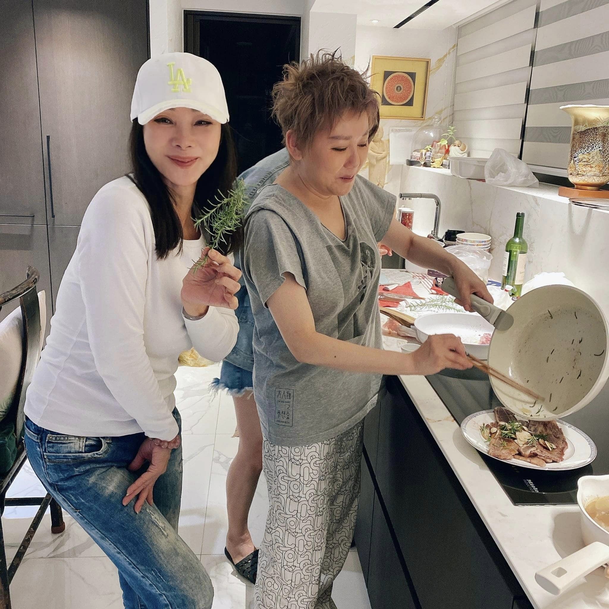 財力超驚人！陳美鳳被爆「北到南都有房」爽當包租婆　閨密藍心湄「笑揭關鍵」：全靠小哥一句話