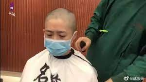 為了給媽媽鼓勵!孝女「為癌母剃光頭」剪掉留6年長髮 男友一看「不接受提分手」網風向一面倒