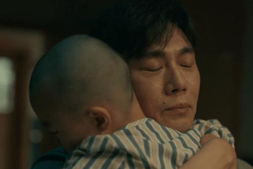 為了給媽媽鼓勵!孝女「為癌母剃光頭」剪掉留6年長髮 男友一看「不接受提分手」網風向一面倒