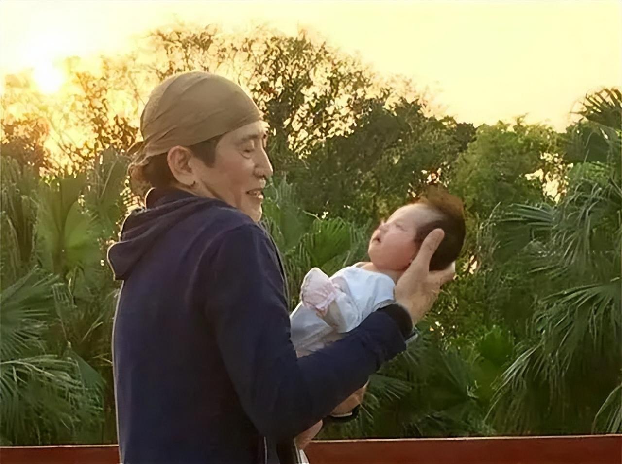 永遠的男神！瓊瑤小生被拍到「揪年輕人打球」身形消瘦　「私下超級寵孫控」一見孫女笑開懷
