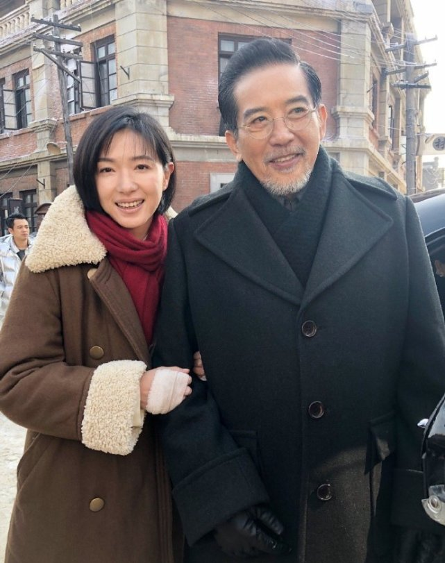 永遠的男神！瓊瑤小生被拍到「揪年輕人打球」身形消瘦　「私下超級寵孫控」一見孫女笑開懷