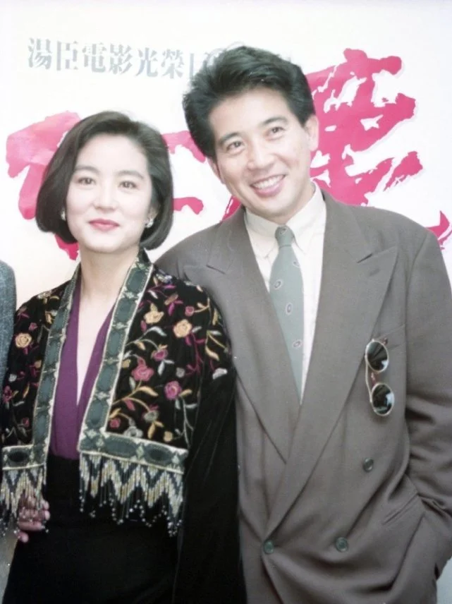 永遠的男神！瓊瑤小生被拍到「揪年輕人打球」身形消瘦　「私下超級寵孫控」一見孫女笑開懷