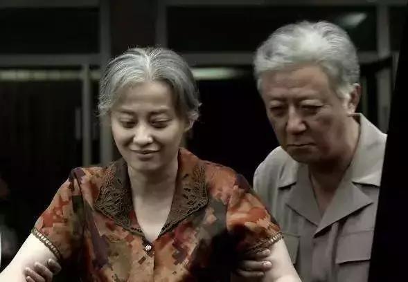 身為唯一的子女！作家坦言「半夜最怕接到爸媽電話」　遺憾「雙親23天內接連離去」心彷彿空了