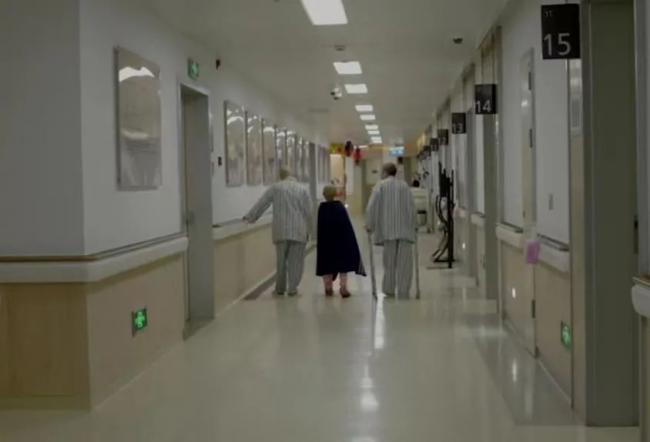 身為唯一的子女！作家坦言「半夜最怕接到爸媽電話」　遺憾「雙親23天內接連離去」心彷彿空了
