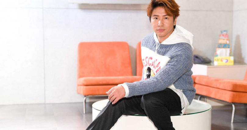 從小扛父債！43歲男星「高中徒步40分鐘上學」馬不停蹄賺錢　「花13年終還清」淚喊：想退休了