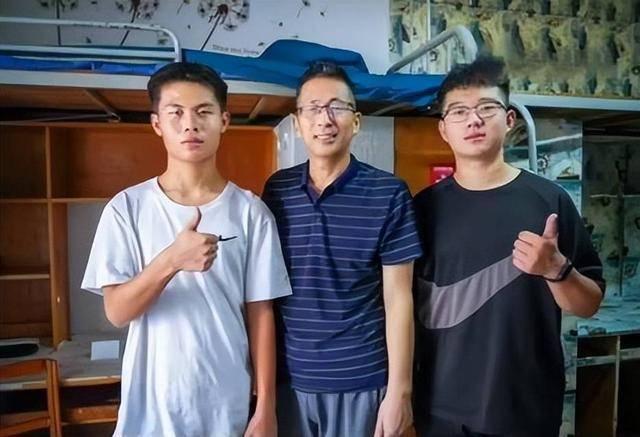 人生新篇章！52歲大學新生報到「被老師輪流確認」　「一次就考上」欣慰喊：想成為女兒榜樣