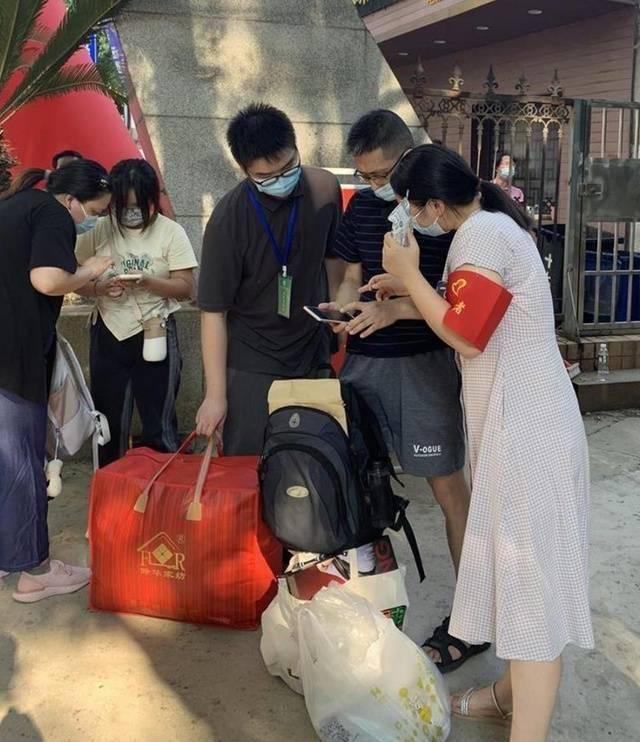 人生新篇章！52歲大學新生報到「被老師輪流確認」　「一次就考上」欣慰喊：想成為女兒榜樣