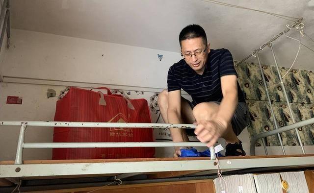 人生新篇章！52歲大學新生報到「被老師輪流確認」　「一次就考上」欣慰喊：想成為女兒榜樣