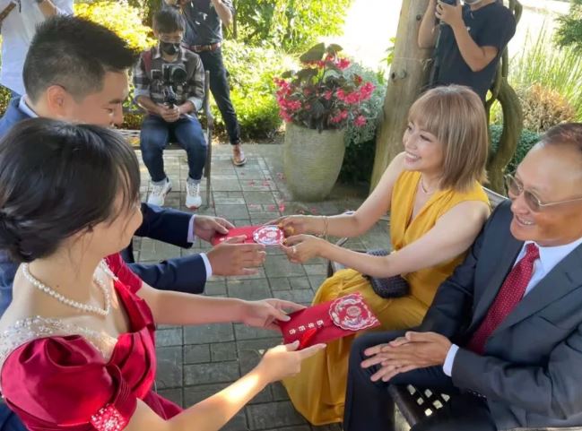 恭喜！校園美女始祖「開心升格婆婆」奔六近照曝光　「凍齡臉蛋不輸媳婦」興奮喊：多了個女兒