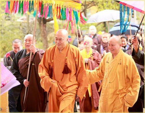 歸隱28年！他「放棄上億家產」出家當和尚　93歲母親「仍在等他還俗」：希望孩子能回家