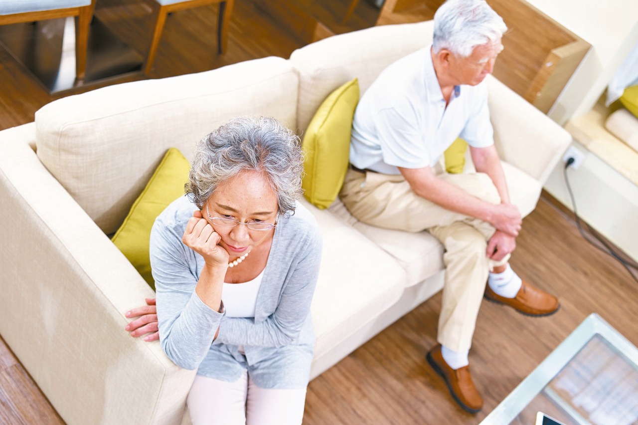 從婚後忍到80歲！老母親「堅持跟老公離婚」：不想葬在他們祖墳　子女苦勸「聽到過往委屈」忍淚同意