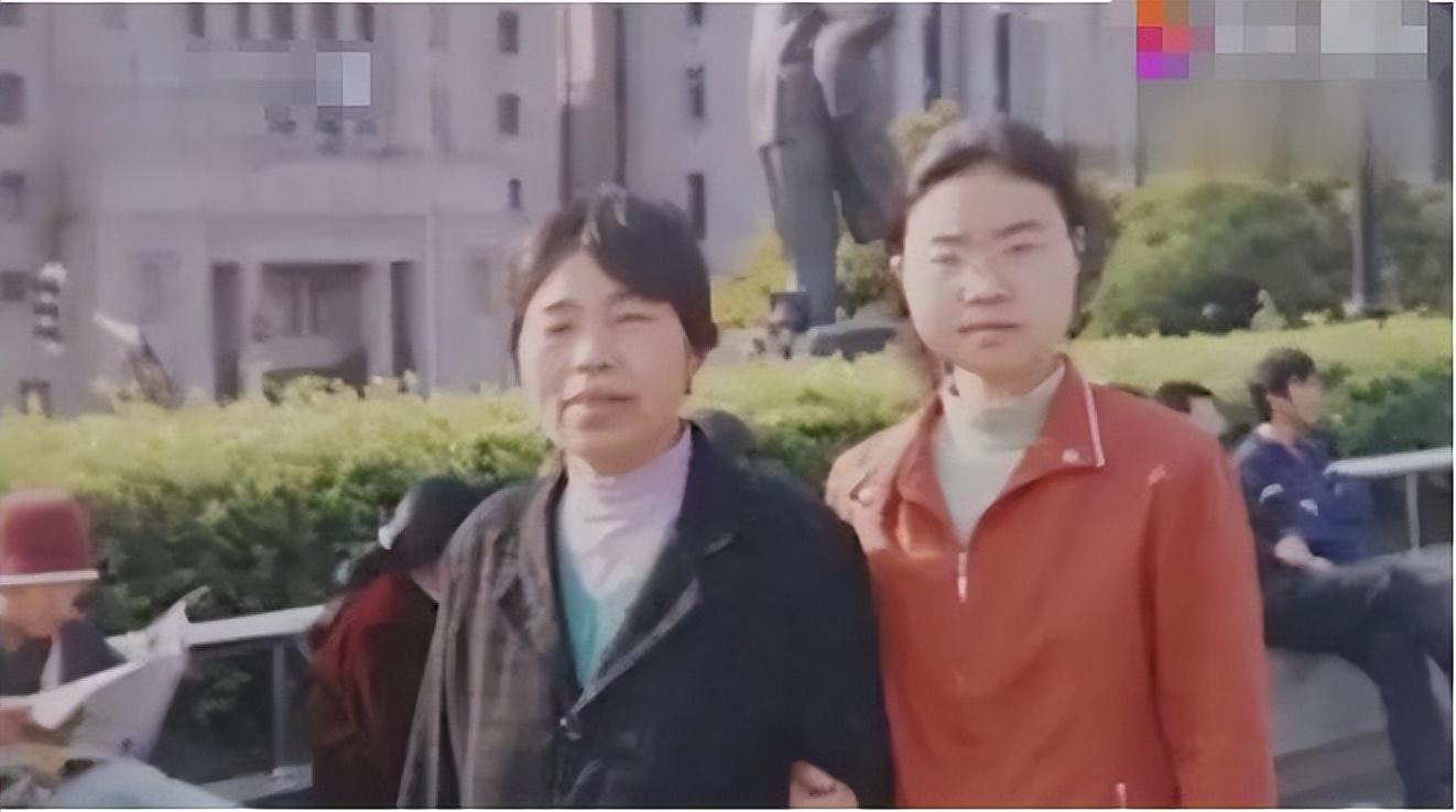 寒門女研究生帶母上學！2個月後「在宿舍衛生間自縊」享年30歲：沒人願意被臍帶栓一輩子