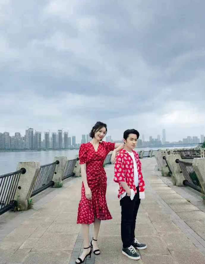 身高差太多被嘲笑！結婚不被看好「妻子無懼流言」甜嫁，他用真心回報「連遺囑都立好