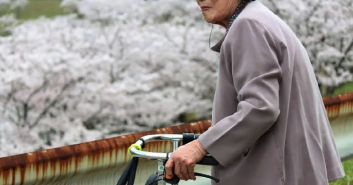 肩膀痛掛急診！76歲嬤「病情急速惡化」25天後走了　醫師嘆「錯過黃金治療期」病因曝：以為戒了沒事