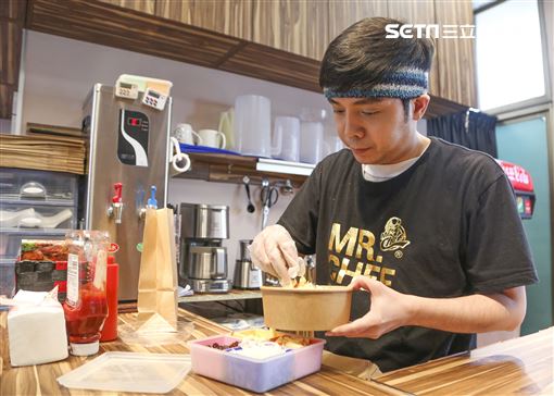 上有老母下有女兒！44歲男星單親養家「轉當飯店櫃台員」　「兼多職掙錢」欣慰曝愛女轉變