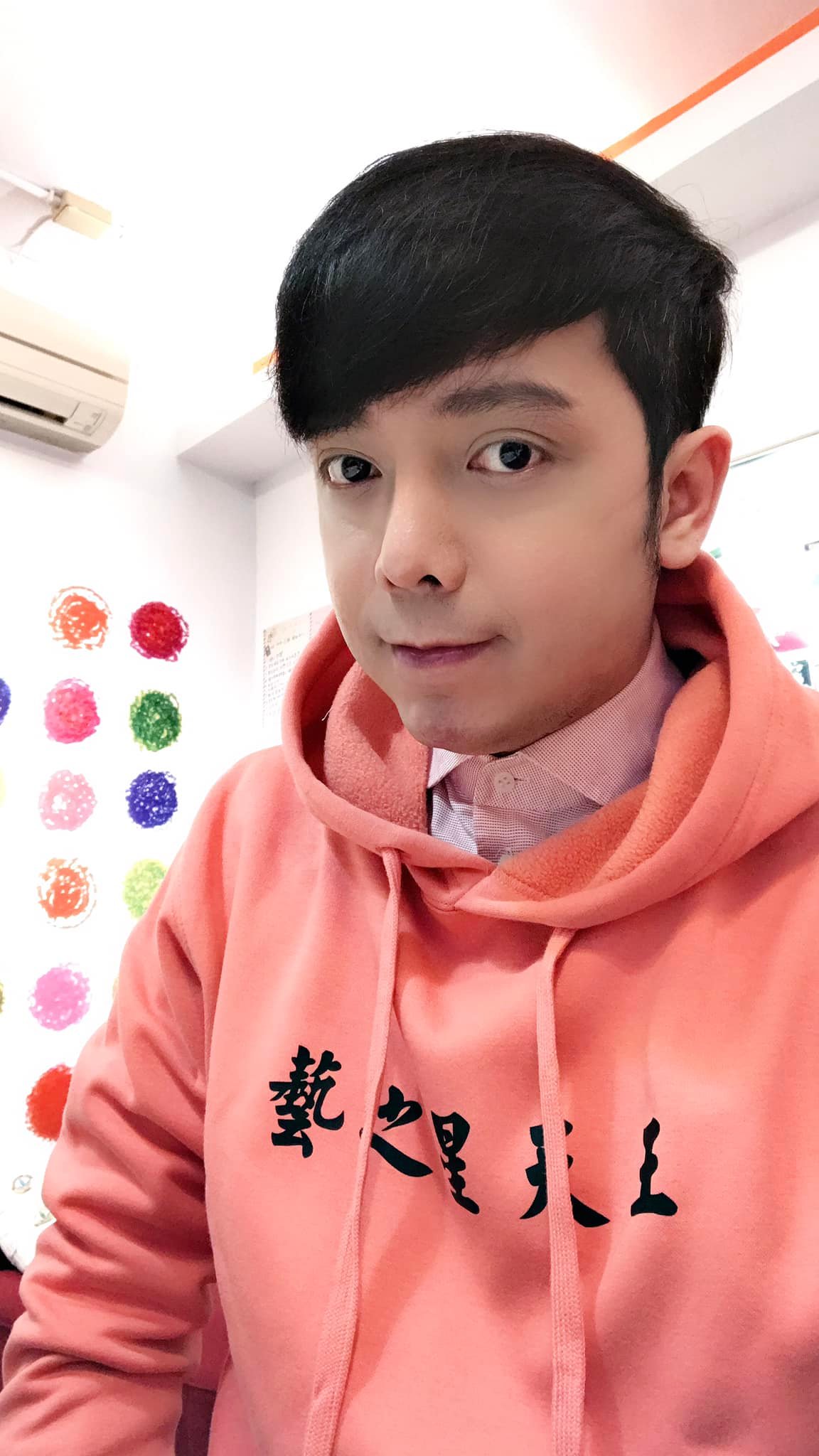 上有老母下有女兒！44歲男星單親養家「轉當飯店櫃台員」　「兼多職掙錢」欣慰曝愛女轉變