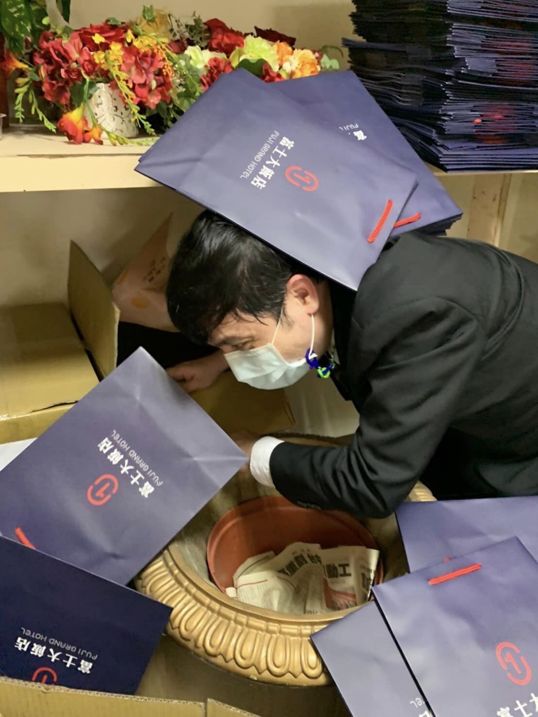上有老母下有女兒！44歲男星單親養家「轉當飯店櫃台員」　「兼多職掙錢」欣慰曝愛女轉變