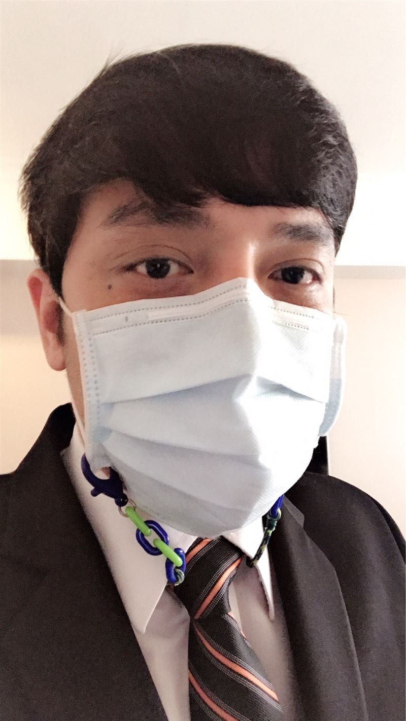 上有老母下有女兒！44歲男星單親養家「轉當飯店櫃台員」　「兼多職掙錢」欣慰曝愛女轉變
