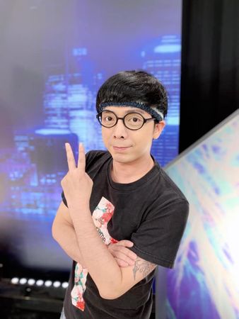 上有老母下有女兒！44歲男星單親養家「轉當飯店櫃台員」　「兼多職掙錢」欣慰曝愛女轉變