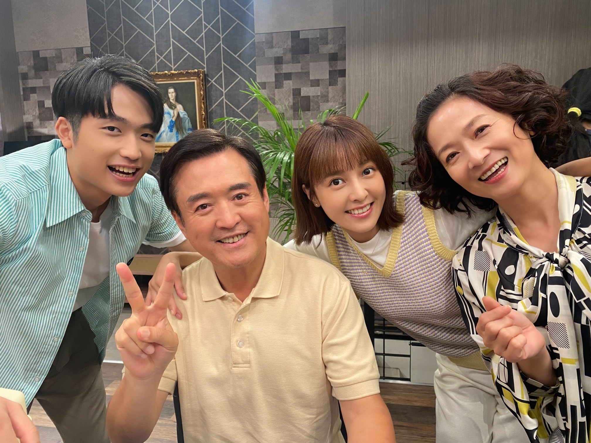 戲外變女兒傻瓜！檢場為挺「21歲獨生女追夢」提供手邊資源　「只提唯一要求」拿愛女沒轍
