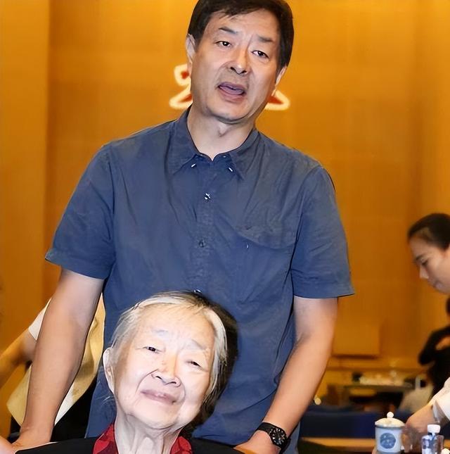弟弟早走！69歲老戲骨「數十年如一日照顧弟媳」　「一人盡兩人孝」照顧年邁雙親不敢老去