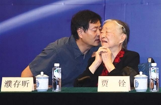 弟弟早走！69歲老戲骨「數十年如一日照顧弟媳」　「一人盡兩人孝」照顧年邁雙親不敢老去