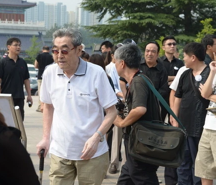 弟弟早走！69歲老戲骨「數十年如一日照顧弟媳」　「一人盡兩人孝」照顧年邁雙親不敢老去