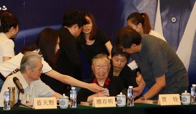 弟弟早走！69歲老戲骨「數十年如一日照顧弟媳」　「一人盡兩人孝」照顧年邁雙親不敢老去