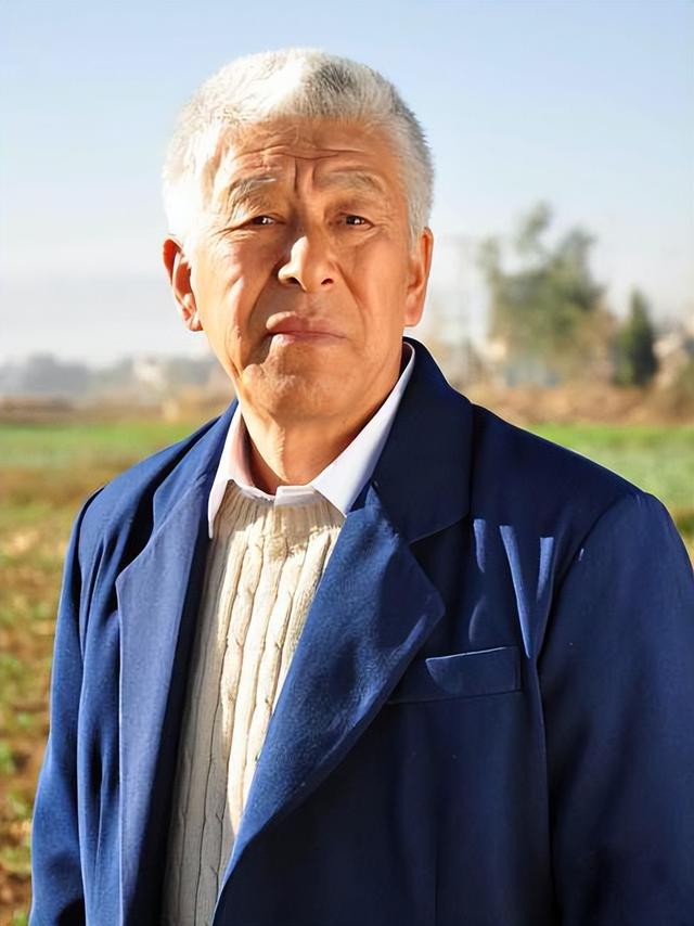 3子女集體啃老！77歲資深演員張洪傑攜癱瘓妻入住養老院，重拾幸福晚年