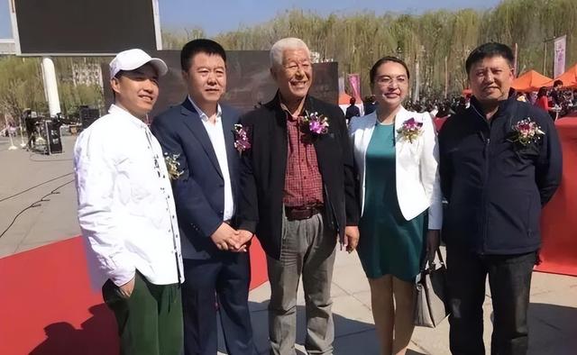 3子女集體啃老！77歲男星偕妻「搬進養老院」不受家庭束縛　「重新開始退休」每天過得笑呵呵