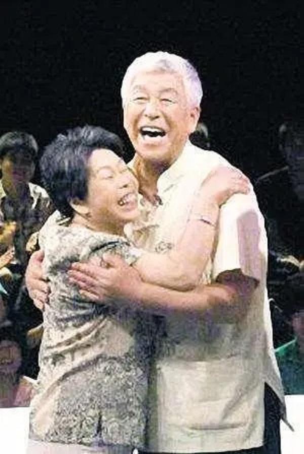 3子女集體啃老！77歲男星偕妻「搬進養老院」不受家庭束縛　「重新開始退休」每天過得笑呵呵
