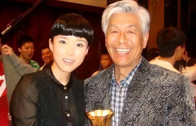 3子女集體啃老！77歲男星偕妻「搬進養老院」不受家庭束縛　「重新開始退休」每天過得笑呵呵