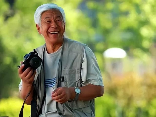 3子女集體啃老！77歲男星偕妻「搬進養老院」不受家庭束縛　「重新開始退休」每天過得笑呵呵