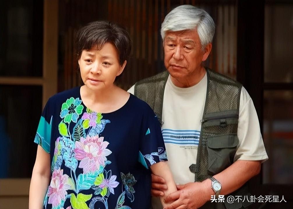 3子女集體啃老！77歲資深演員張洪傑攜癱瘓妻入住養老院，重拾幸福晚年