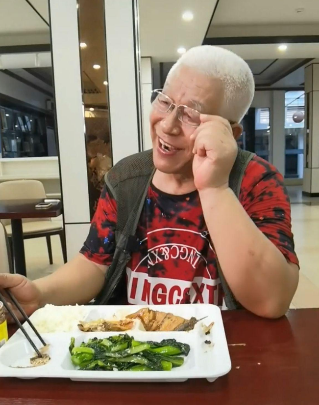 3子女集體啃老！77歲男星偕妻「搬進養老院」不受家庭束縛　「重新開始退休」每天過得笑呵呵