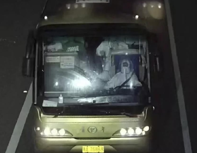 巴士翻覆「釀27死20傷」狀況慘重　網友「看到司機氣炸」：穿這樣不車禍才怪