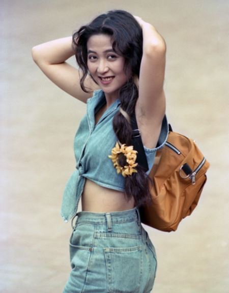 她是李碧華師妹！玉女歌手「隱退多年突PO照」54歲仍仙氣飄飄　搖身一變女強人「曾月創億元營收」
