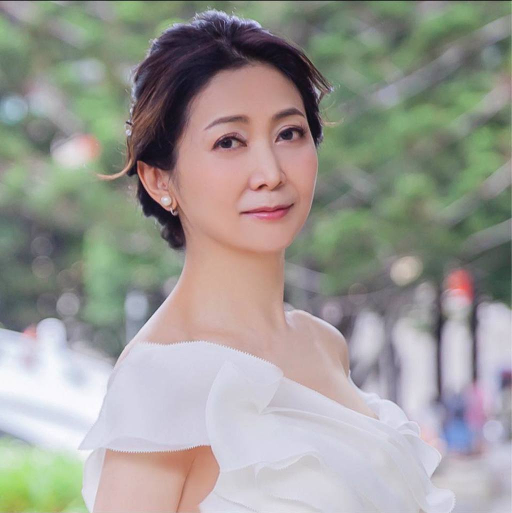 她是李碧華師妹！玉女歌手「隱退多年突PO照」54歲仍仙氣飄飄　搖身一變女強人「曾月創億元營收」