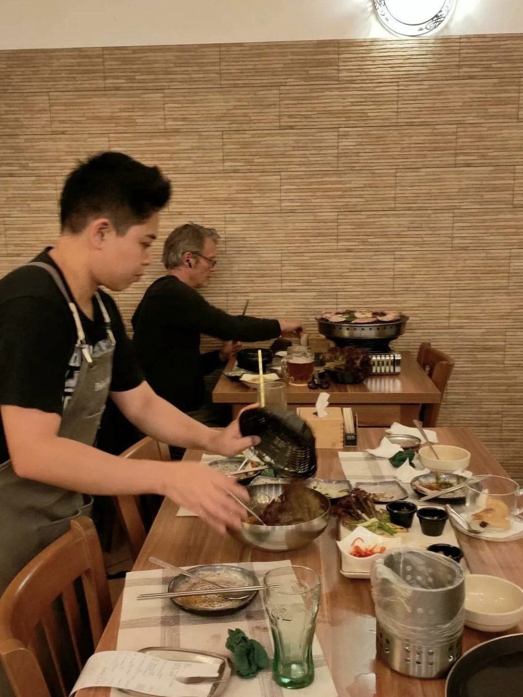 連翻肉都好帥！去吃韓式烤肉「遇國際巨星獨自用餐」　側臉帥炸「遇到粉絲超親民應對」全店瘋狂❤️