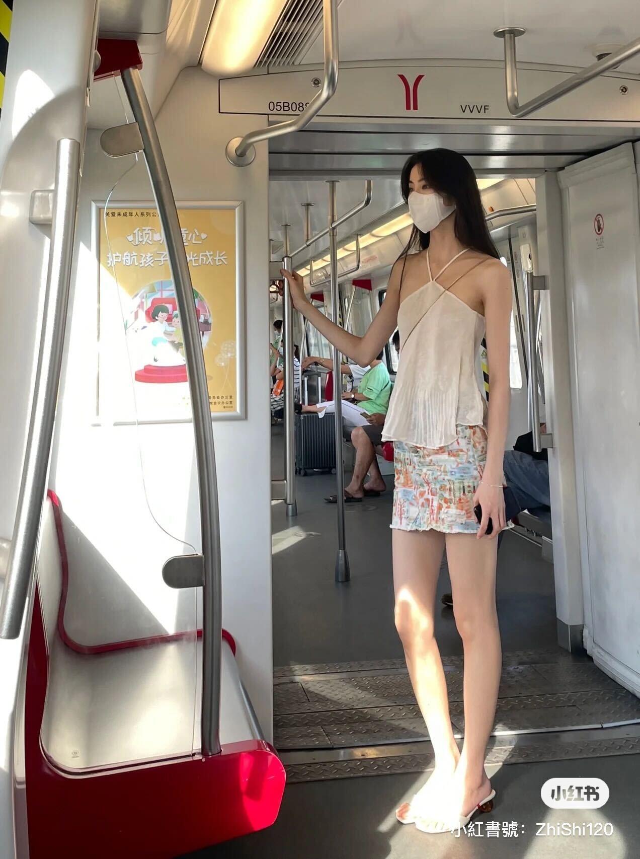 夢中情人!地鐵上偶遇「高挑長腿女孩」纖細體態超優雅 搭電扶梯「露出白皙美背」路人轉頭看呆❤️