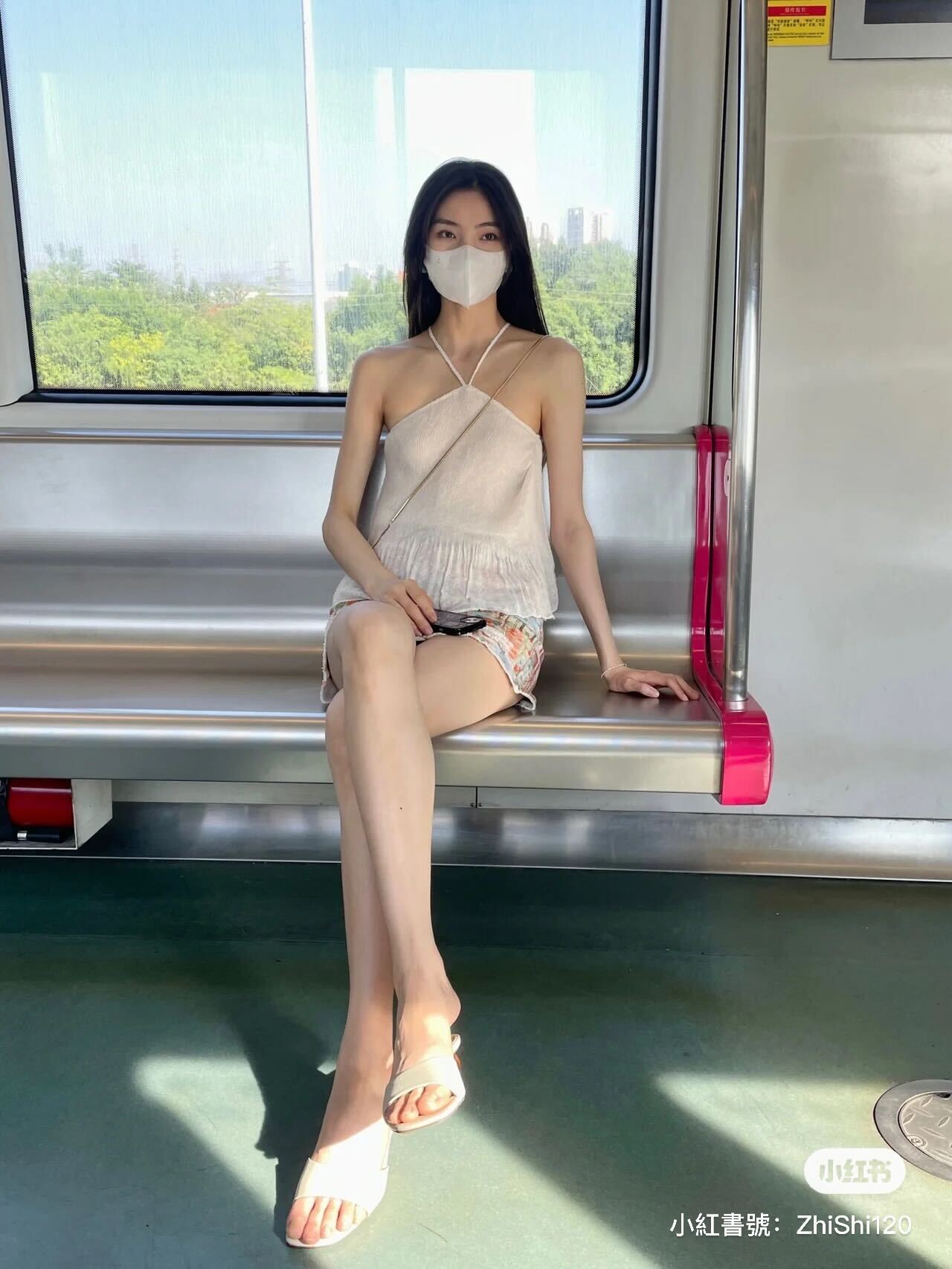 夢中情人!地鐵上偶遇「高挑長腿女孩」纖細體態超優雅 搭電扶梯「露出白皙美背」路人轉頭看呆❤️