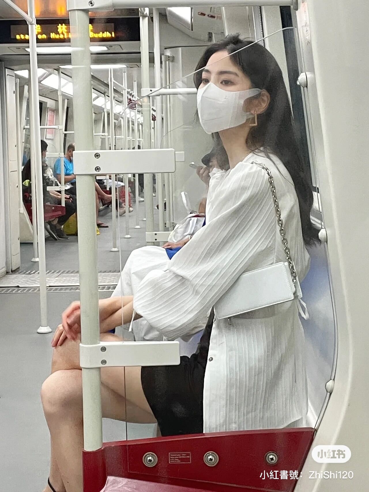 夢中情人!地鐵上偶遇「高挑長腿女孩」纖細體態超優雅 搭電扶梯「露出白皙美背」路人轉頭看呆❤️