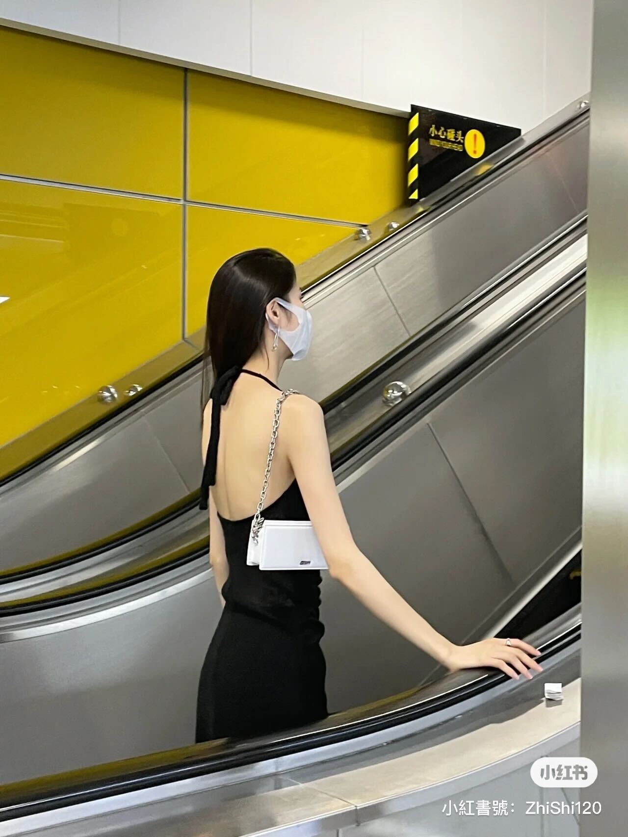 夢中情人!地鐵上偶遇「高挑長腿女孩」纖細體態超優雅 搭電扶梯「露出白皙美背」路人轉頭看呆❤️