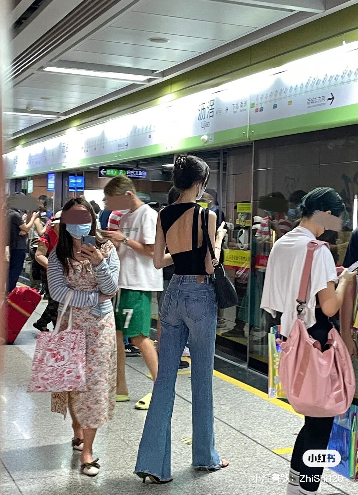 夢中情人!地鐵上偶遇「高挑長腿女孩」纖細體態超優雅 搭電扶梯「露出白皙美背」路人轉頭看呆❤️