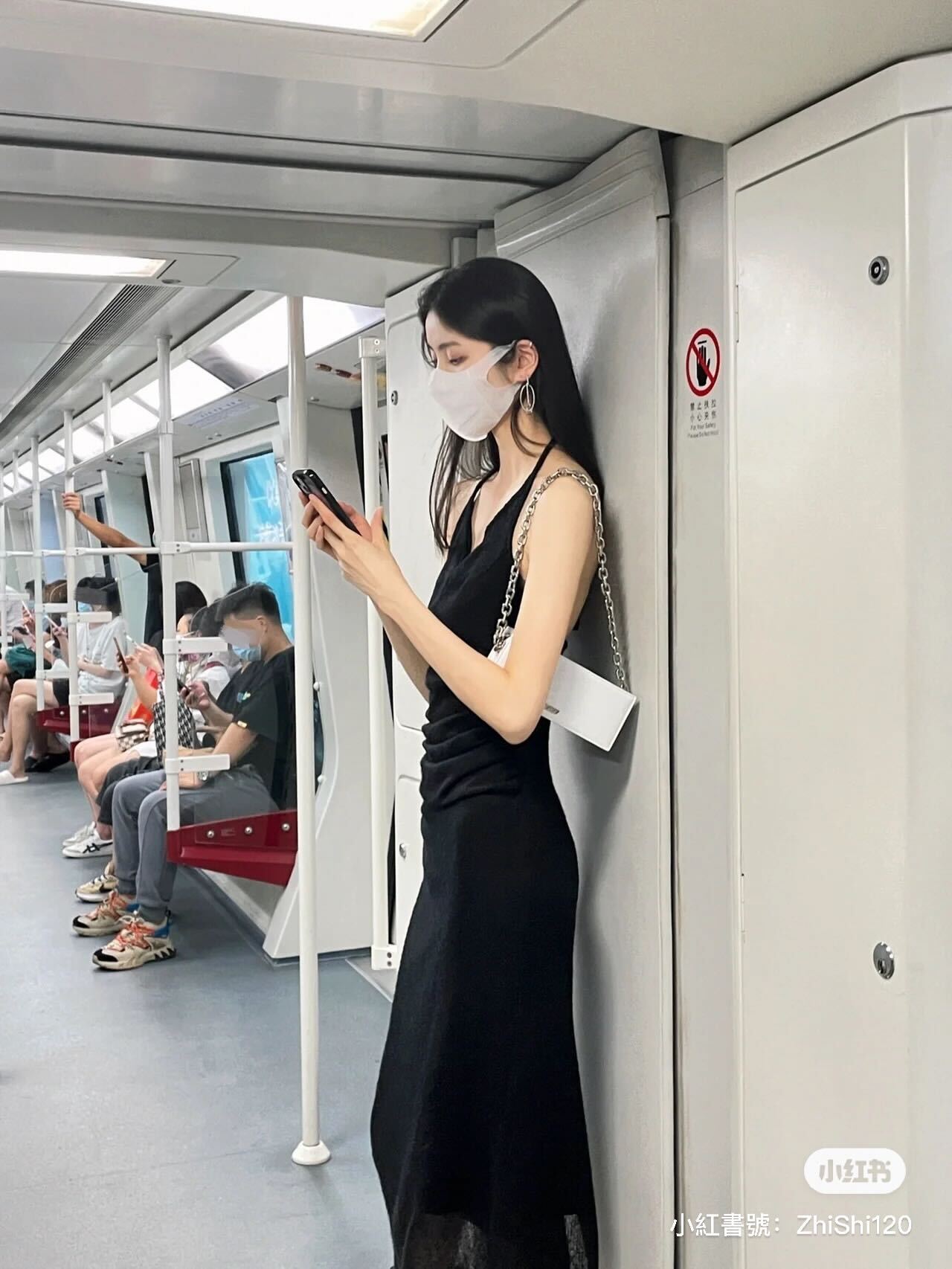 夢中情人!地鐵上偶遇「高挑長腿女孩」纖細體態超優雅 搭電扶梯「露出白皙美背」路人轉頭看呆❤️