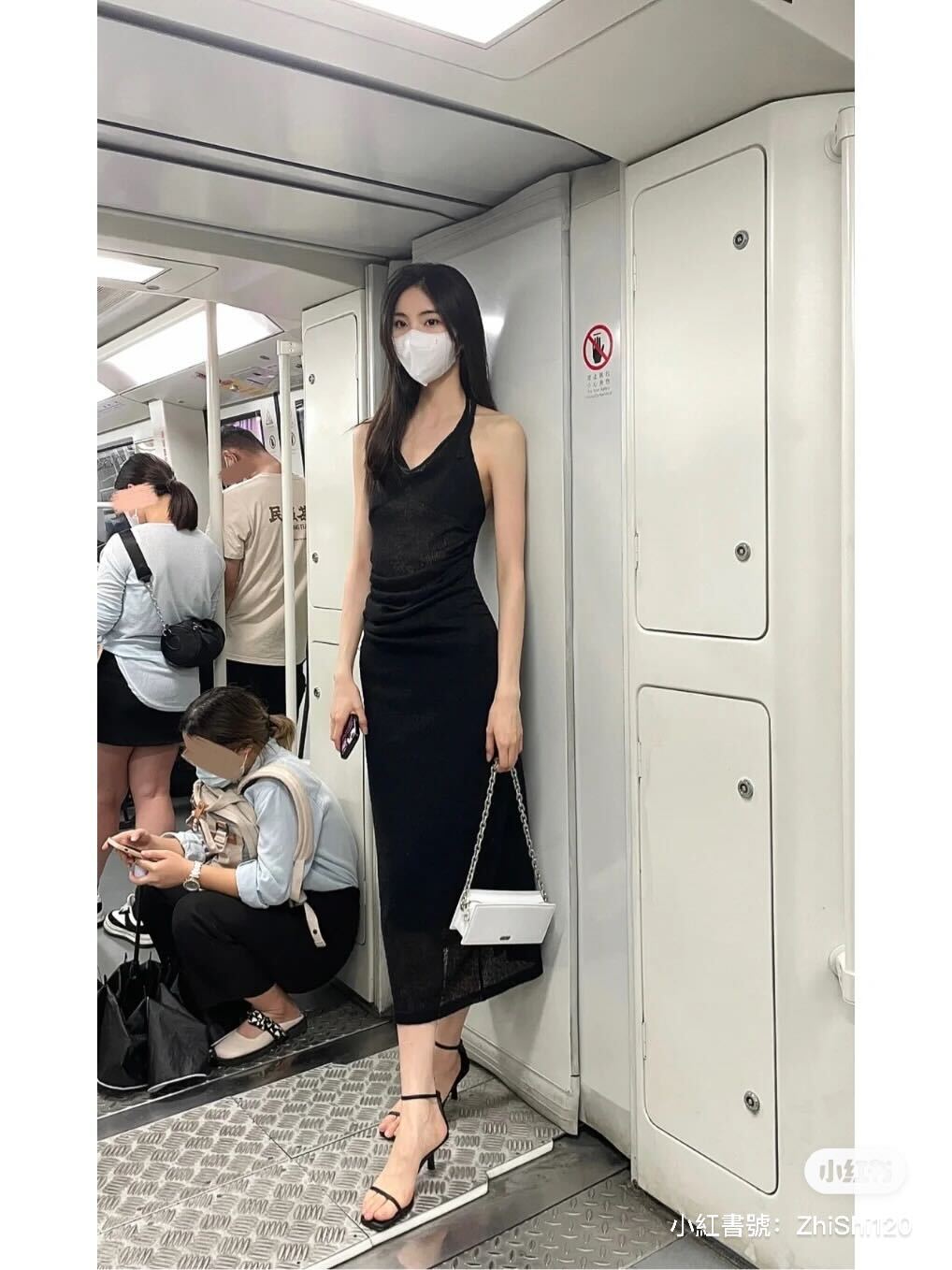 夢中情人!地鐵上偶遇「高挑長腿女孩」纖細體態超優雅 搭電扶梯「露出白皙美背」路人轉頭看呆❤️